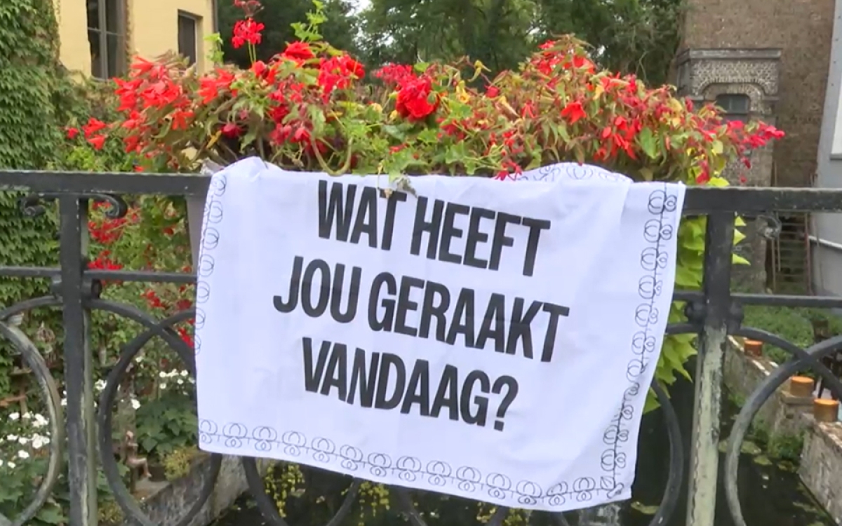 Foto: vlag met tekst 'Wat heeft jou geraakt vandaag?' | Brugge 2030 |Studio Woester