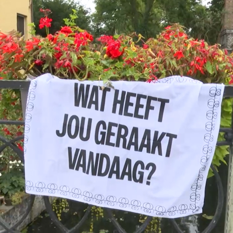 Foto: vlag met tekst 'Wat heeft jou geraakt vandaag?' | Brugge 2030 |Studio Woester