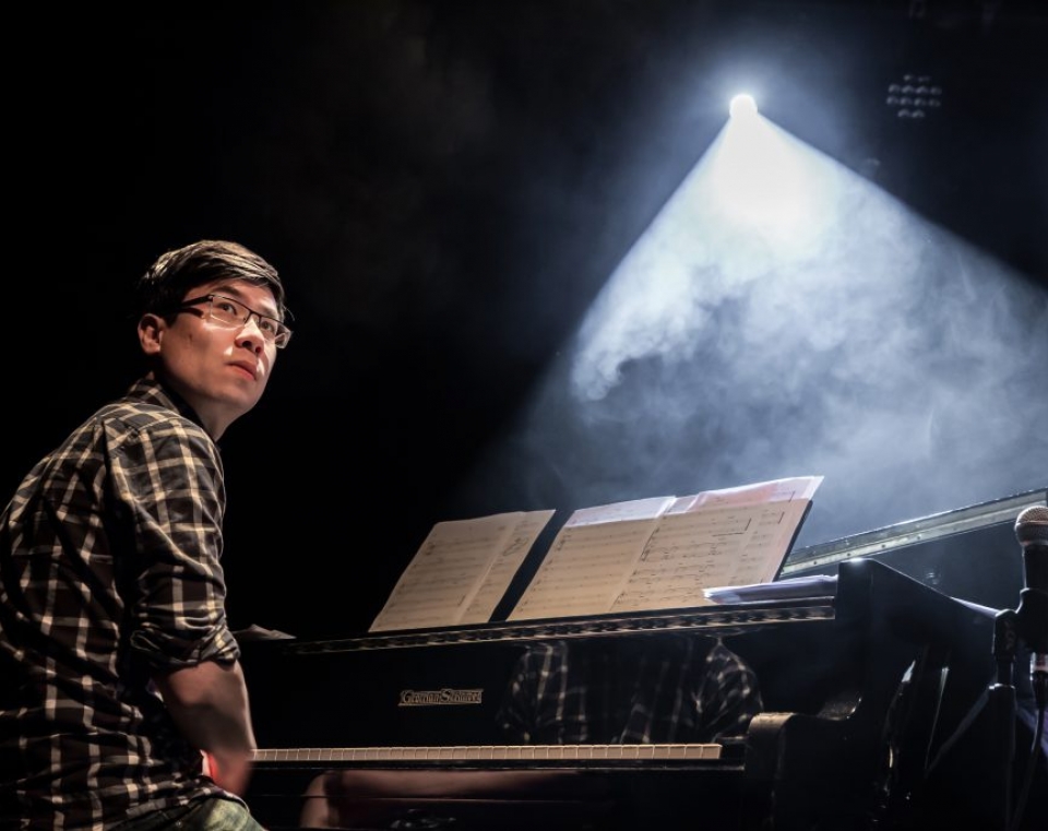 Alex Koo aan de piano, foto door Robert Hansenne