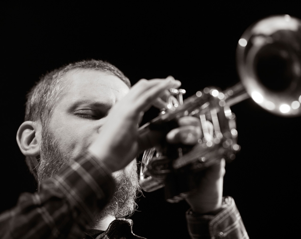 Nate Wooley met trompet, foto door Ziga Koritnik