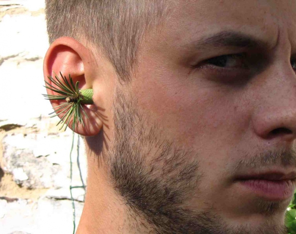 Ruben Nachtergaele met een plantje in zijn oor