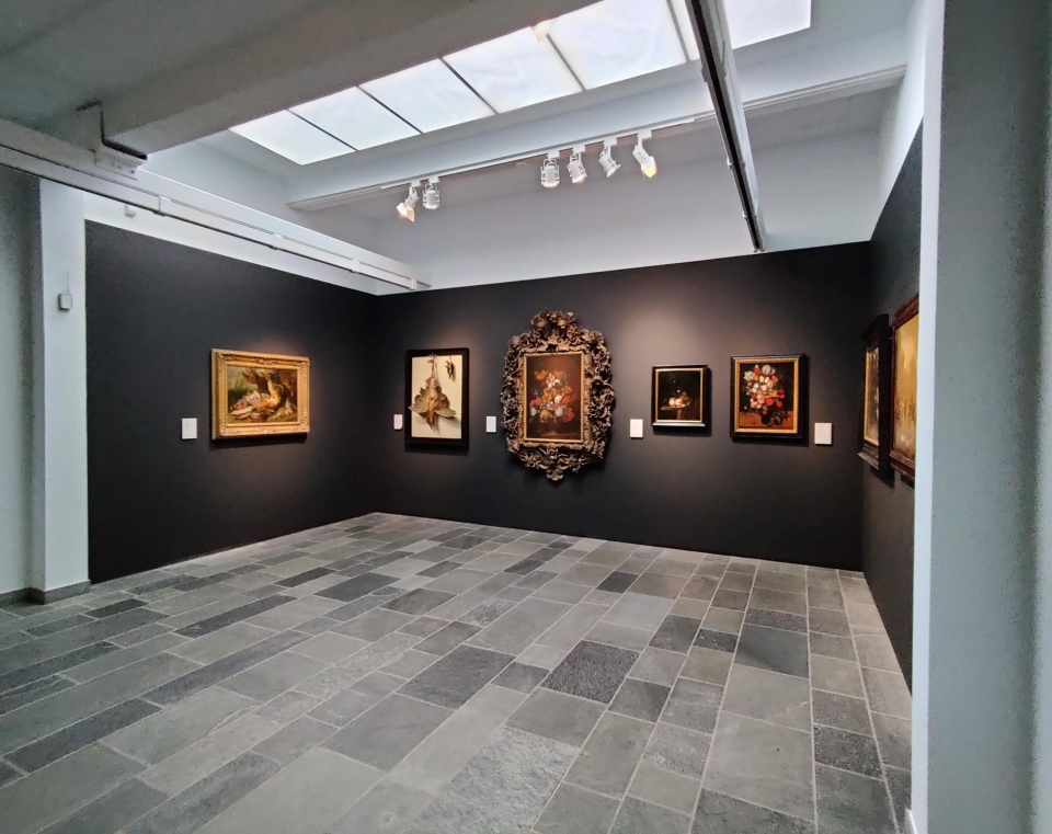 Zaal met stillevens in Groeningemuseum