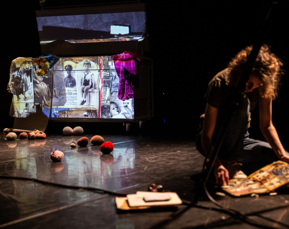 Foto: scène op het podium met objecten en Laura Vroom op voorgrond | Sofie Verhoeven