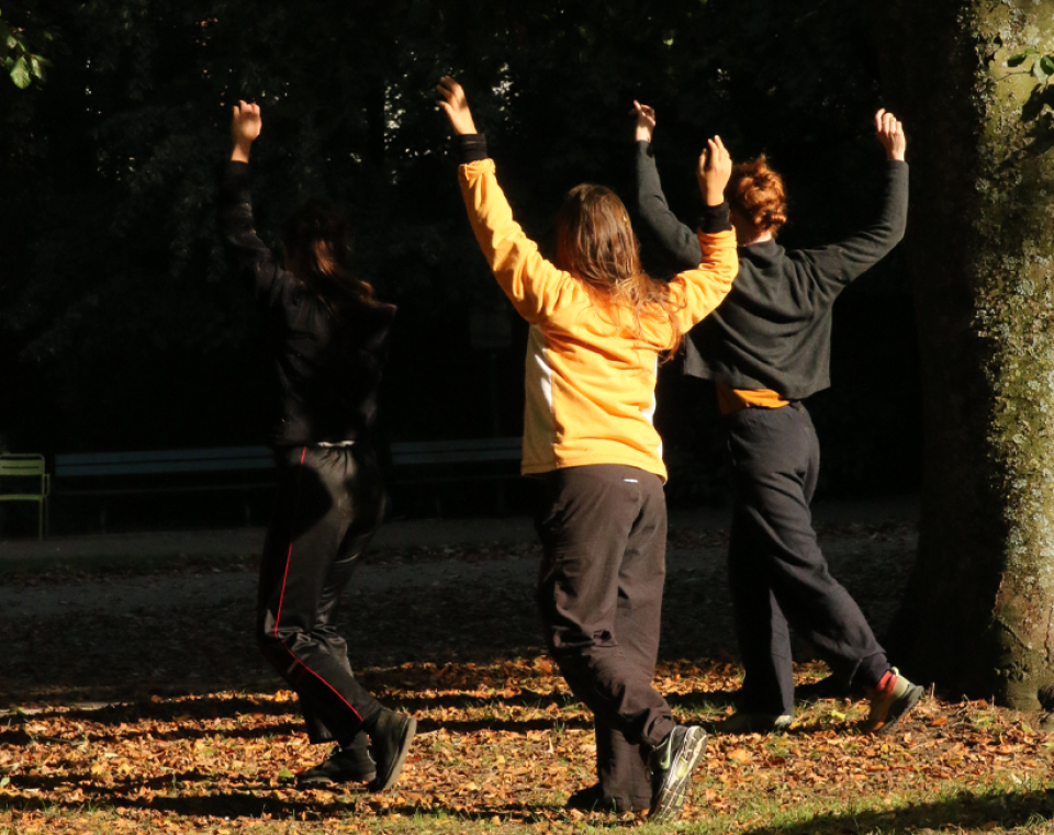 Foto: 3 danseressen in park | KAAP