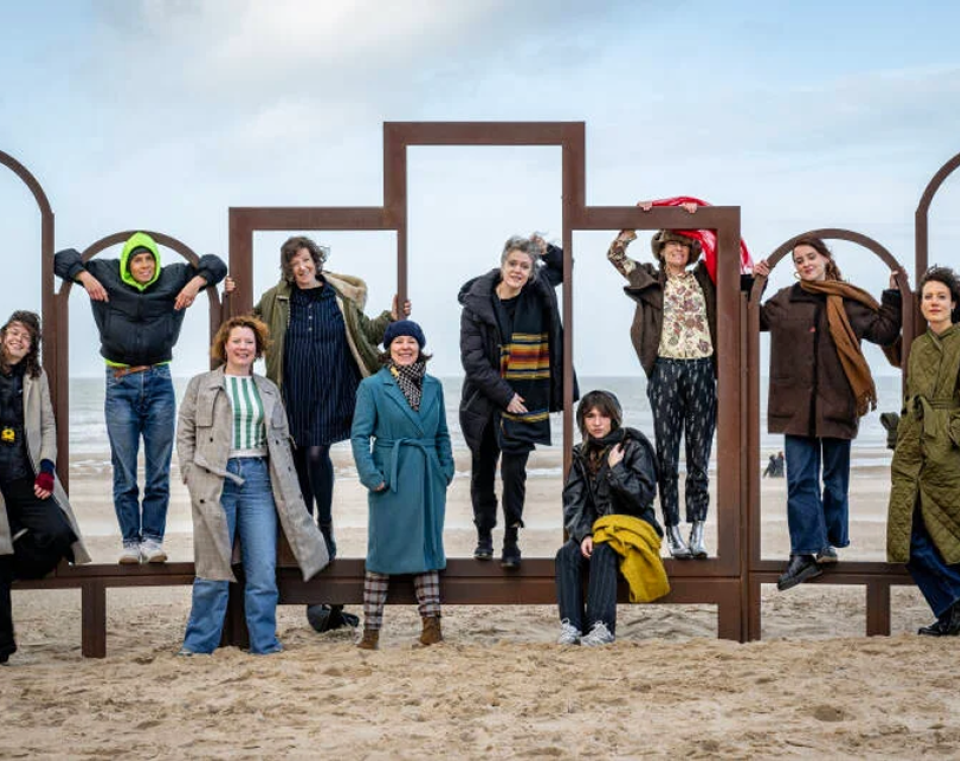 De Letteristen op het strand, foto door De Letterie