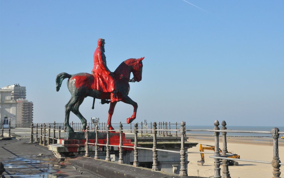 Leopold II besmeurd met verf - foto door Lotte Aneca