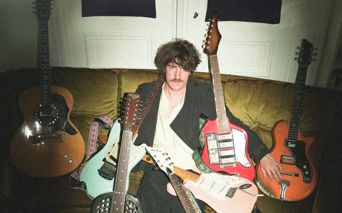Foto: Vitja Pauwels omgeven door elektrische gitaren | Olympe Tits