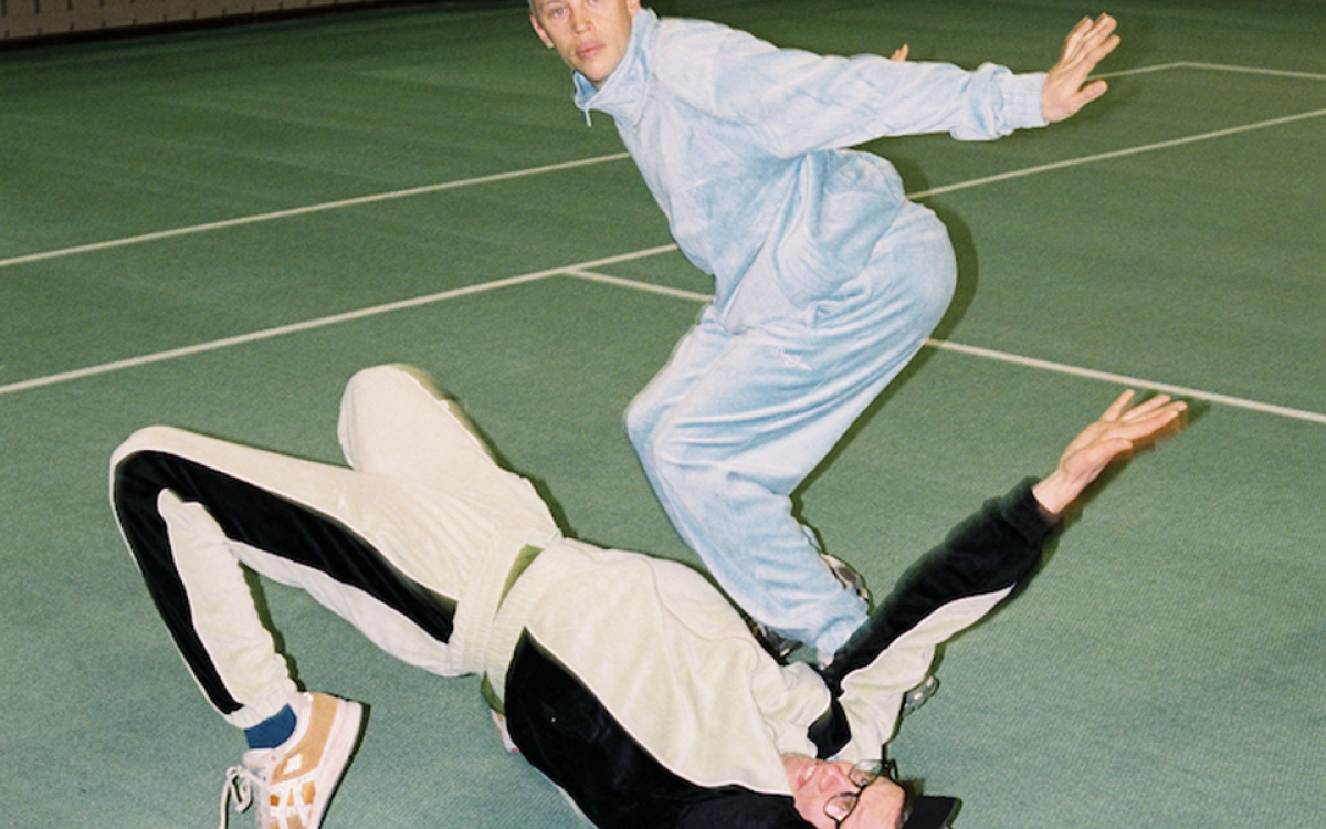 Foto: Fulco & Lander van BeraadGeslagen in trainingspak, in beweging op een turnzaal | Tina Herbots