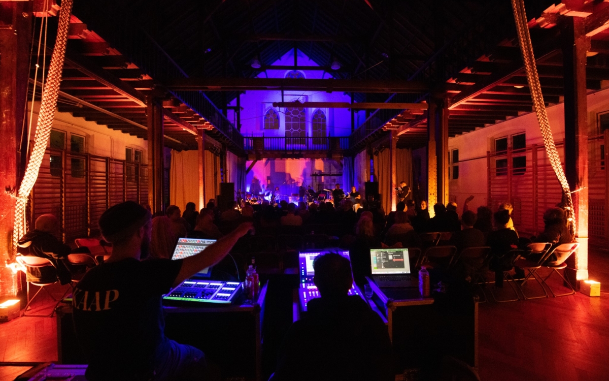 Verlichte neogotische turnzaal, foto door Tom Leentjes