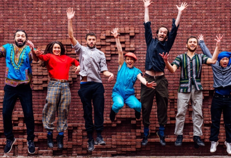 Foto: leden van Dans Kapot springen in de lucht