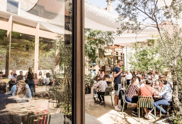Foto: terras met cafégangers | De Republiek | Femke Den Hollander