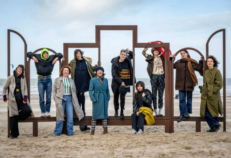 De Letteristen op het strand, foto door De Letterie