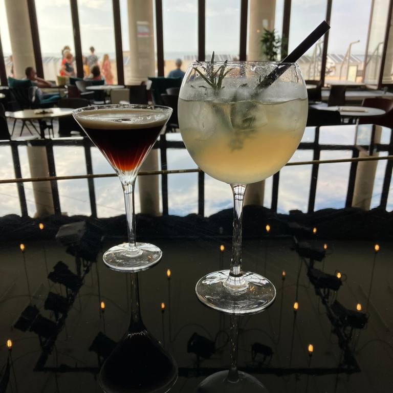 Nieuwe cocktails! Links: Hanne (vodka, Kahlua en espresso) Rechts: Matilde (hierbas, tonic en limoen)