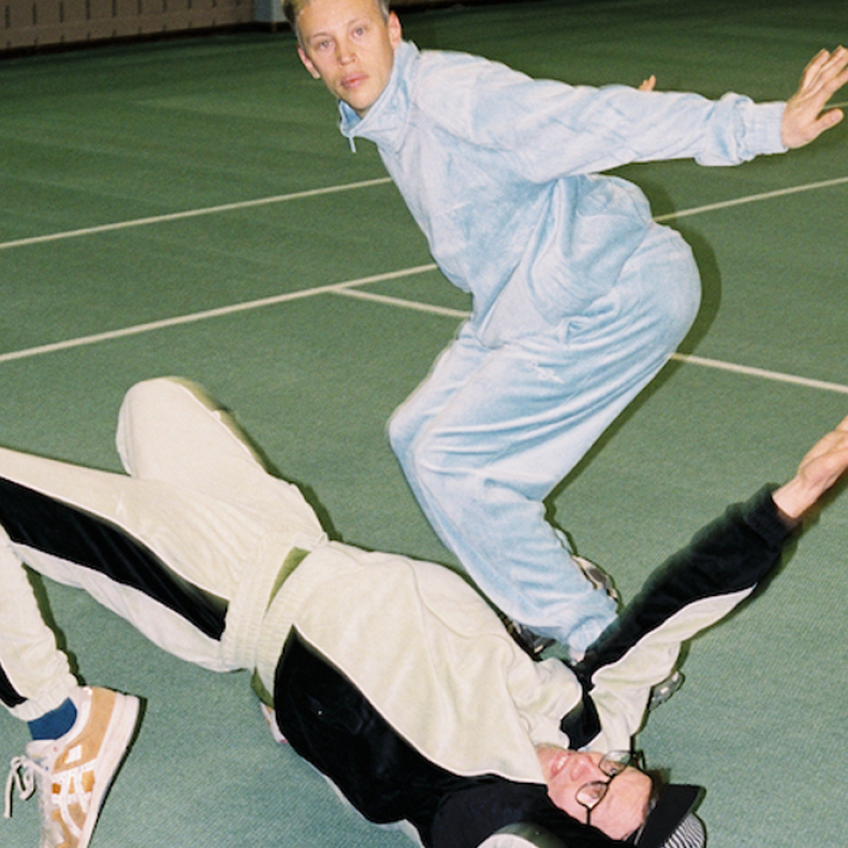 Foto: Fulco & Lander van BeraadGeslagen in trainingspak, in beweging op een turnzaal | Tina Herbots